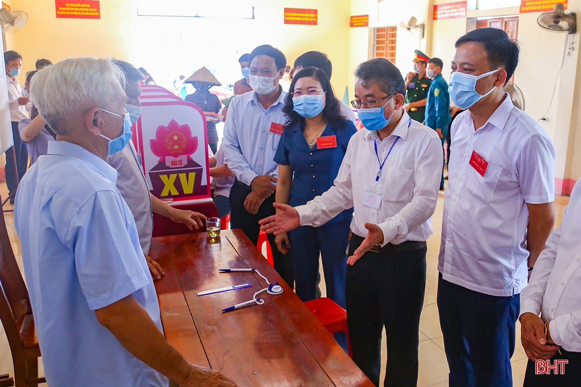 Lãnh đạo Hà Tĩnh kiểm tra công tác bầu cử, động viên cử tri tại các khu vực bỏ phiếu