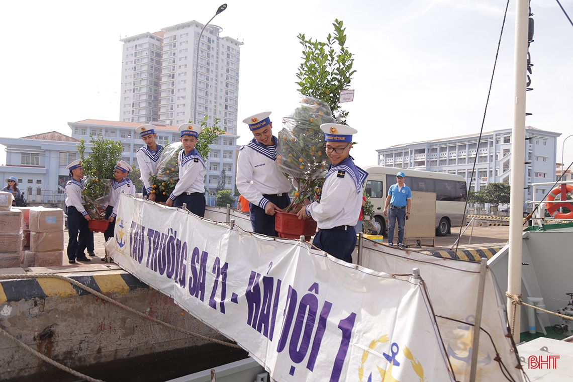 Đón xuân trên những “pháo đài thép” giữa biển trời Tổ quốc (bài 1): Kể chuyện vượt sóng gió mang tết đến nhà giàn DK1