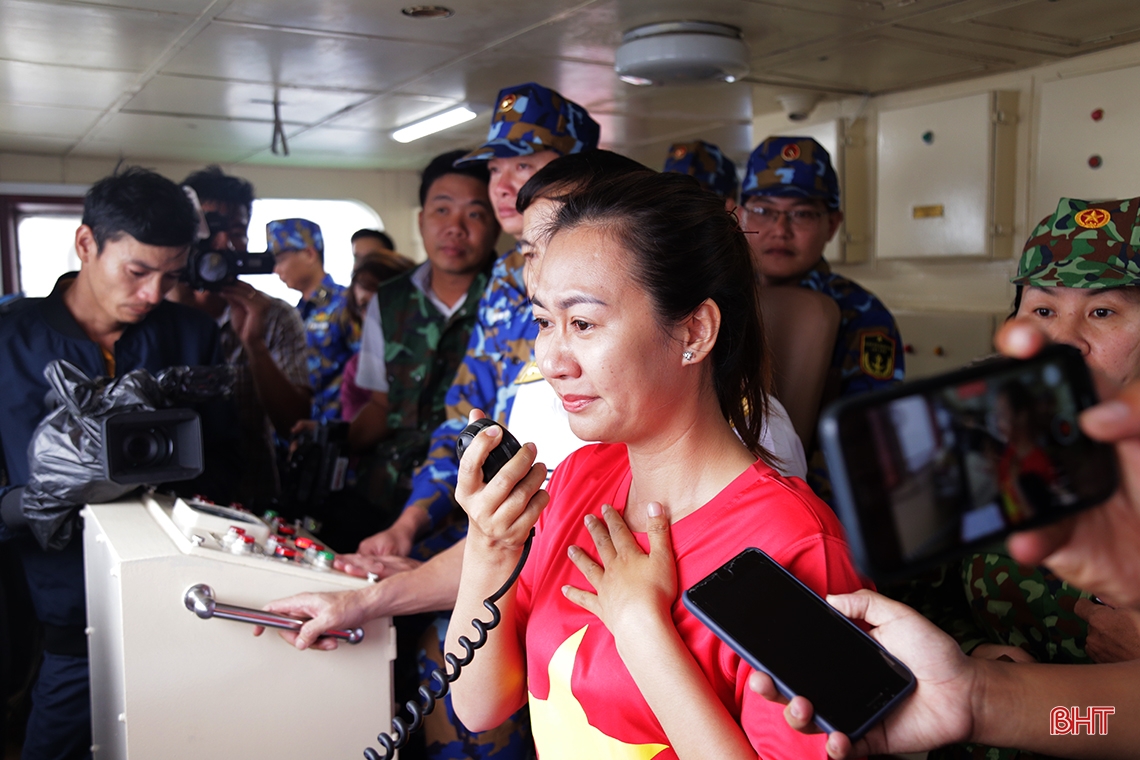 Đón xuân trên những “pháo đài thép” giữa biển trời Tổ quốc (bài 1): Kể chuyện vượt sóng gió mang tết đến nhà giàn DK1