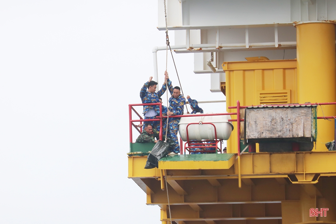 Đón xuân trên những “pháo đài thép” giữa biển trời Tổ quốc (bài 1): Kể chuyện vượt sóng gió mang tết đến nhà giàn DK1