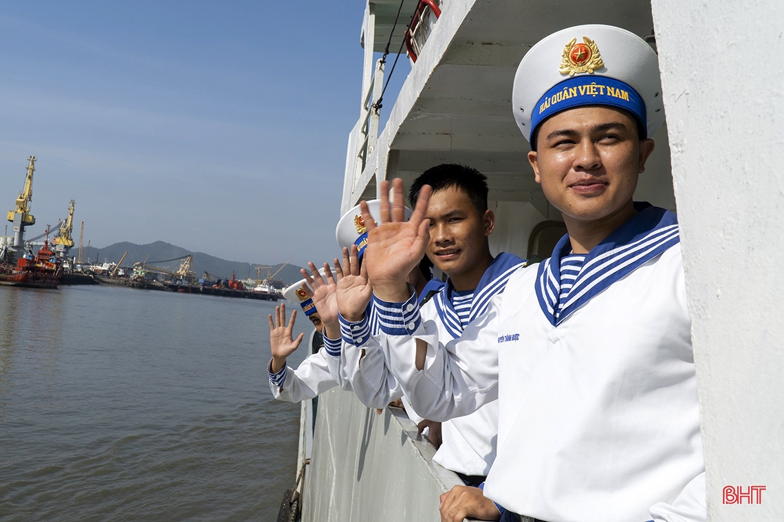 Đón xuân trên những “pháo đài thép” giữa biển trời Tổ quốc (bài 1): Kể chuyện vượt sóng gió mang tết đến nhà giàn DK1