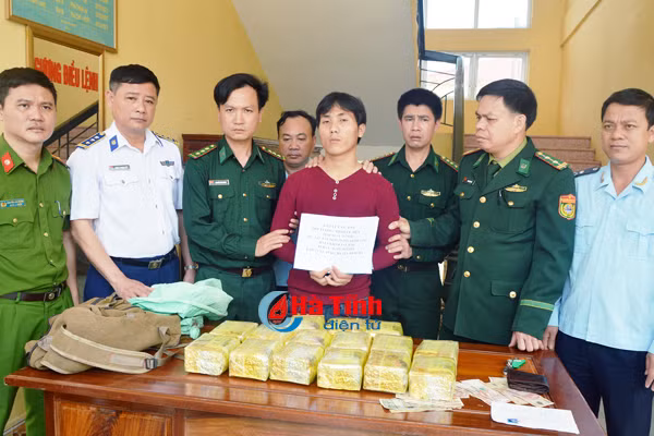 tom gon doi tuong mang 15kg ma tuy da tu lao vao ha tinh
