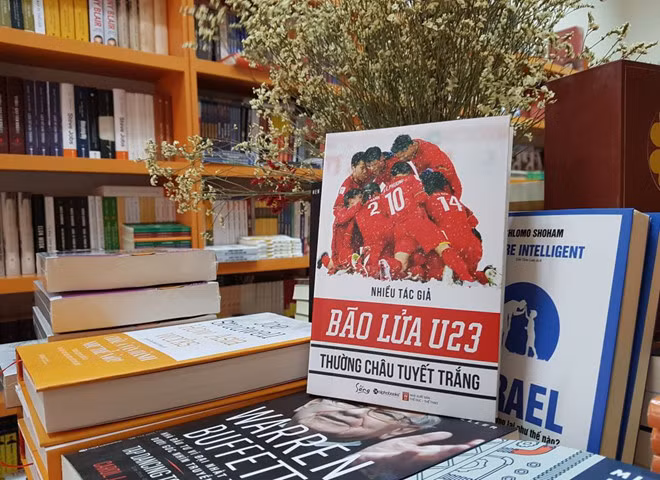 Sách Bão lửa U23 - Thường Châu tuyết trắng vừa được in, đang chờ ngày phát hành. sach ve doi tuyen u23 chua ra mat da tai ban so luong lon