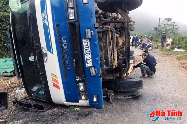lat xe cho keo tram tai huong khe tai xe may man thoat nan