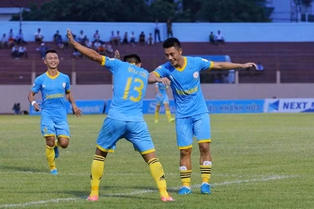 van duc lo duyen slna nhan trai dang ngay tren san nha