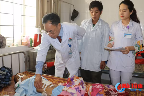 bac sy ha tinh quyen tien ho tro sau phau thuat cuu chau be nguoi lao
