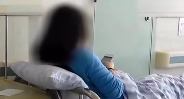om dien thoai suot 20 gio lien mot nguoi phu nu bi tac mach mau nao