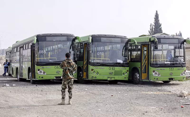 hinh anh dan thuong so tan qua hanh lang nhan dao o dong ghouta