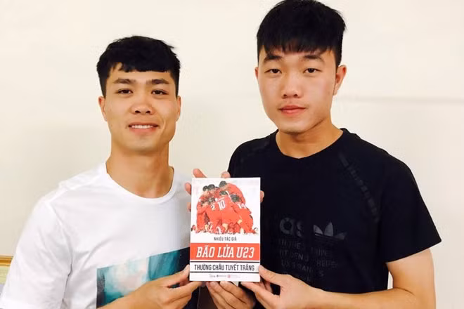 Các cầu thủ Công Phượng, Xuân Trường với sách mẫu. sach ve doi tuyen u23 chua ra mat da tai ban so luong lon