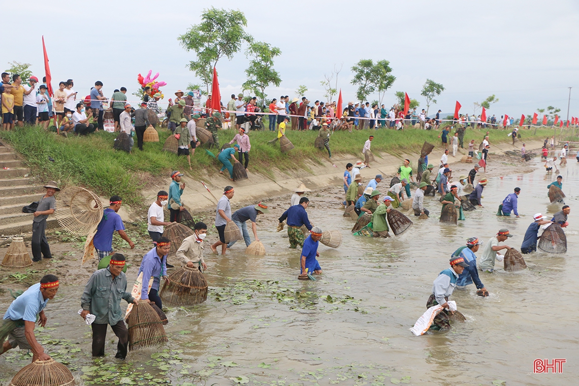 Sôi nổi lễ hội bắt cá truyền thống ở xã ven đô TP Hà Tĩnh