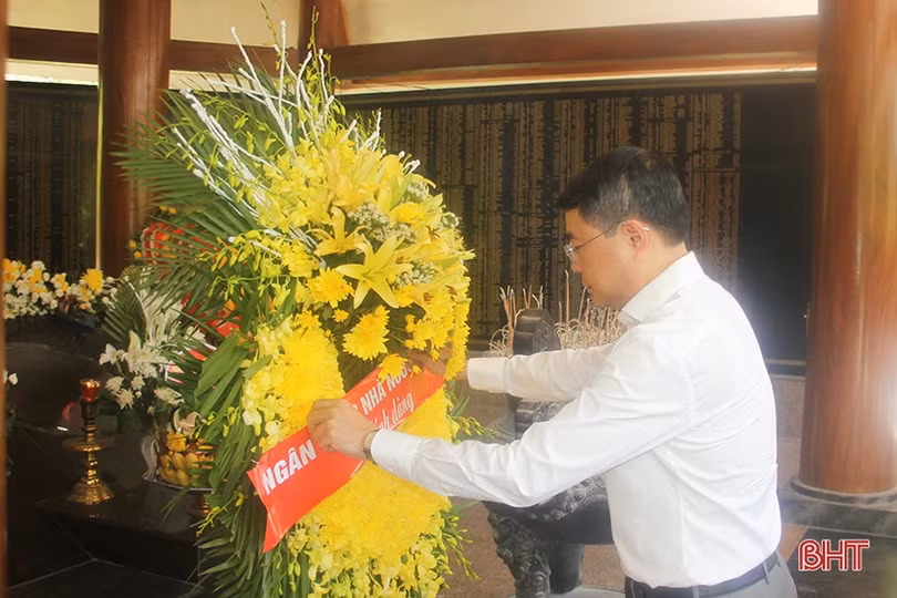 Thống đốc Ngân hàng nhà nước Việt Nam dâng hương tại Ngã ba Đồng Lộc