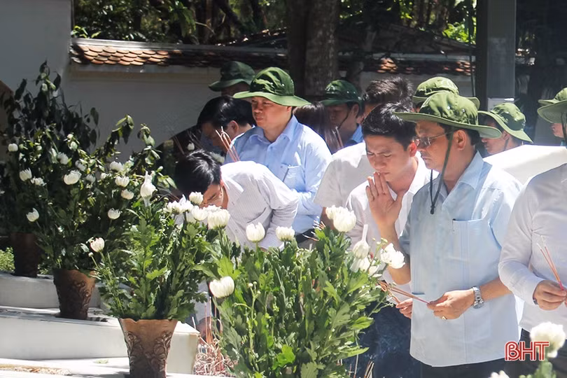 Thống đốc Ngân hàng nhà nước Việt Nam dâng hương tại Ngã ba Đồng Lộc