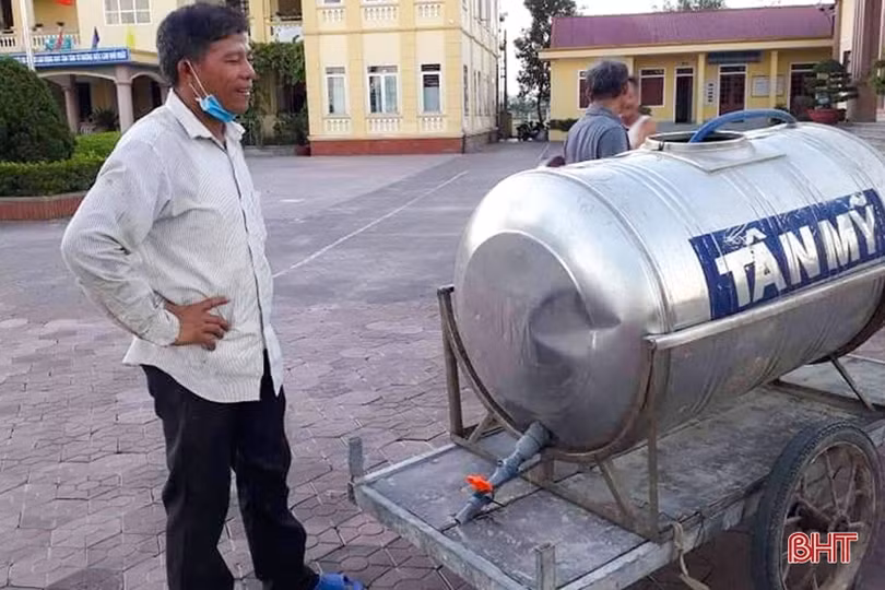 Cán bộ và người dân vùng đất cát Hà Tĩnh kéo xe “giải cứu” cây xanh