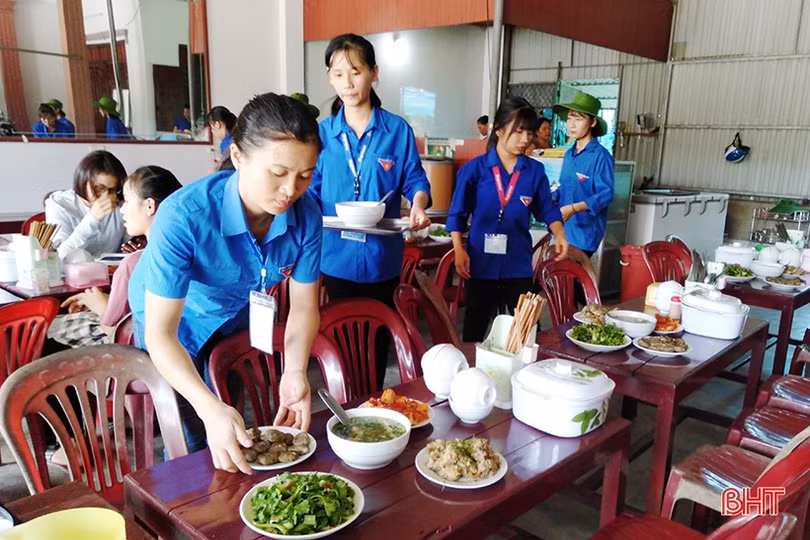 Đoàn trường THPT Cẩm Bình nấu ăn miễn phí cho thí sinh ở xa