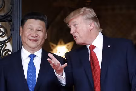 Trump (phải) trò chuyện cùng Tập Cận Bình tại dinh thự Mar-a-Lago, Florida năm 2017. Ảnh: Reuters . Rào cản khiến Mỹ - Trung khó chấm dứt chiến tranh thương mại tại G20