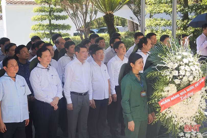 Thống đốc Ngân hàng nhà nước Việt Nam dâng hương tại Ngã ba Đồng Lộc