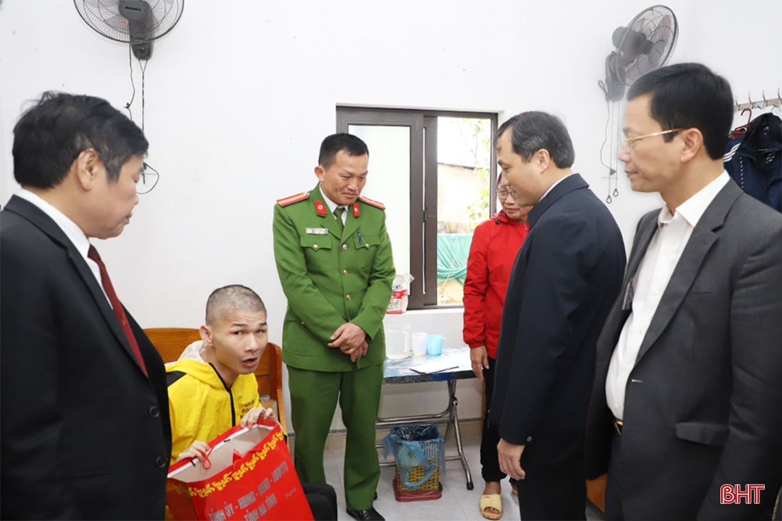 Thường trực Tỉnh ủy tặng quà tết cho gia đình đặc biệt khó khăn, người có công, người cao tuổi ở TP Hà Tĩnh