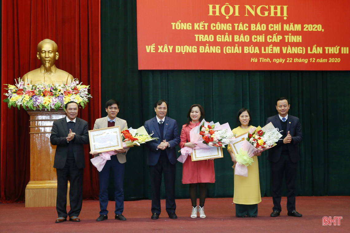 Hà Tĩnh trao thưởng 25 tác phẩm xuất sắc đạt Giải Búa liềm vàng cấp tỉnh năm 2020