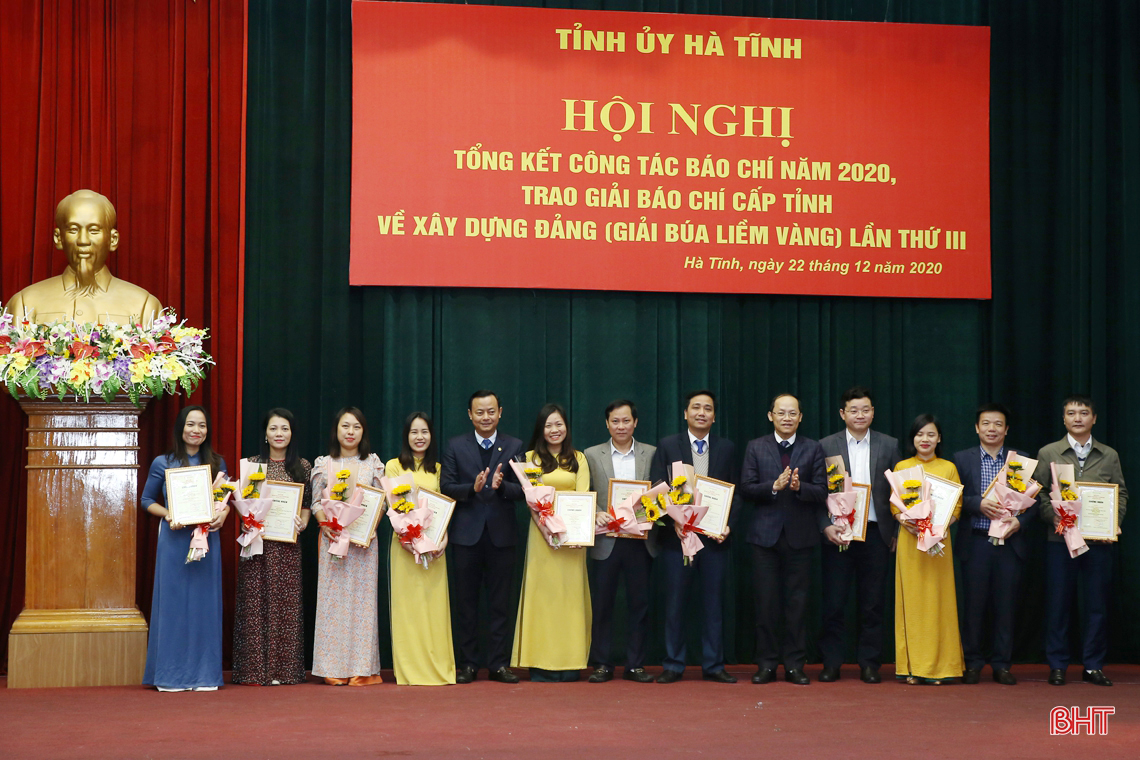 Hà Tĩnh trao thưởng 25 tác phẩm xuất sắc đạt Giải Búa liềm vàng cấp tỉnh năm 2020