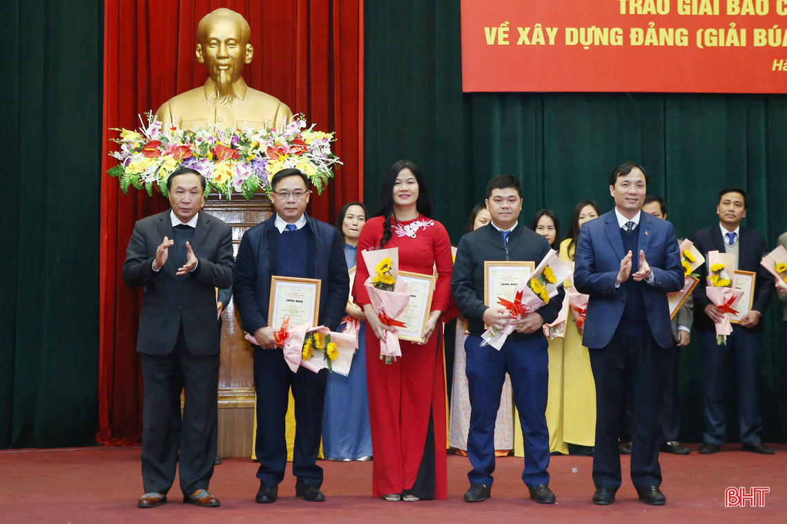 Hà Tĩnh trao thưởng 25 tác phẩm xuất sắc đạt Giải Búa liềm vàng cấp tỉnh năm 2020