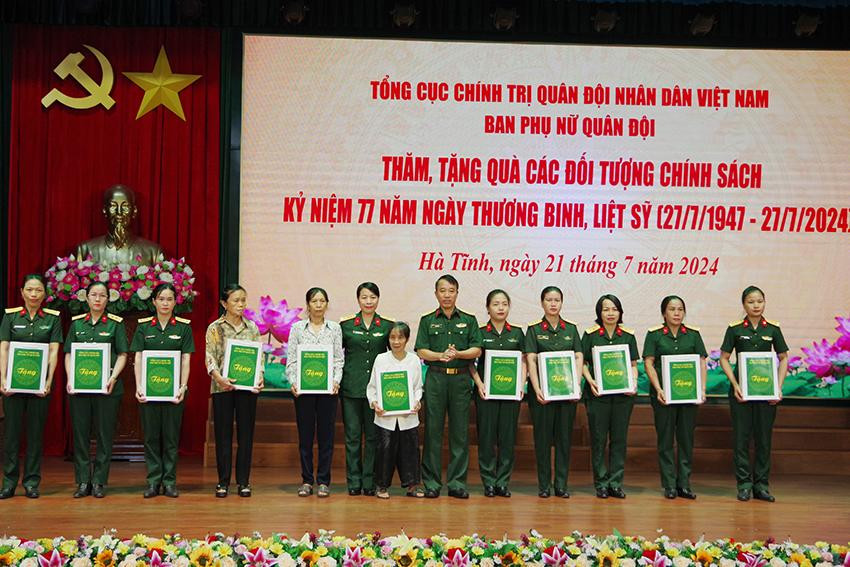 Đoàn công tác, lãnh đạo Bộ CHQS tỉnh trao quà cho các đối tượng chính sách. 5.JPG