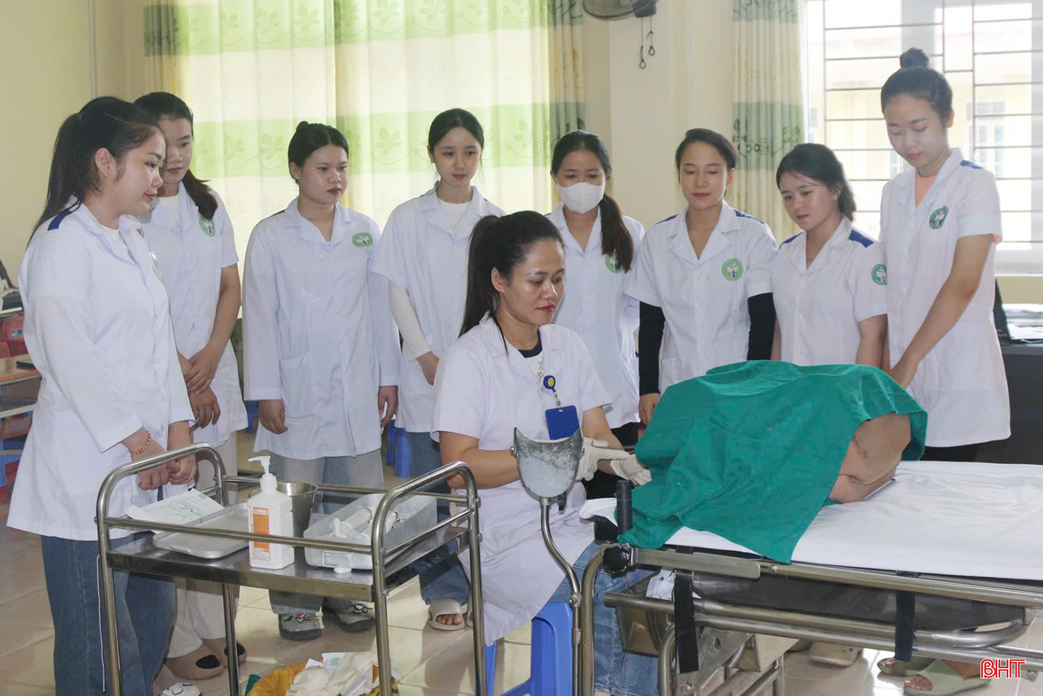 Học tập tại Trường Cao đẳng Y tế Hà Tĩnh, LHS Lào được giảng viên "cầm tay chỉ việc", rèn luyện tay nghề. bqbht_br_z6976317587796-dc0297f51b997f22f8cd438bad744d98.jpg