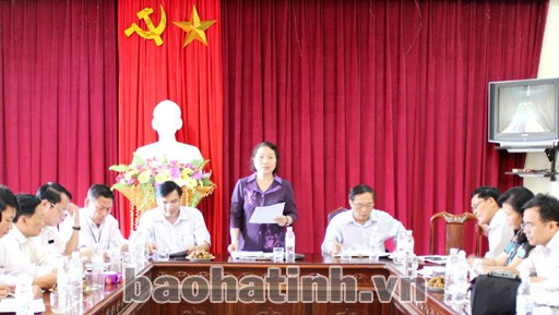 Phó Chủ tịch Ủy ban trung ương MTTQ Việt Nam Hà Thị Liên đánh giá cao những kết quả mà Thạch Châu đạt được trong cuộc vận động toàn dân đoàn kết xây dựng đời sống văn hóa