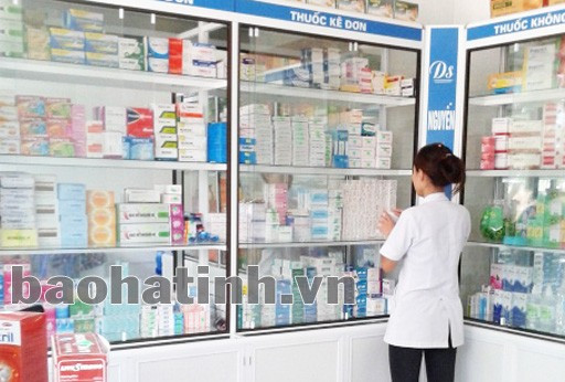 Mặc dù tại quầy thuốc có ghi rõ ràng thuốc kê đơn nhưng người bán vẫn cứ bán mà không cần đơn. Ảnh: Hồng Hải