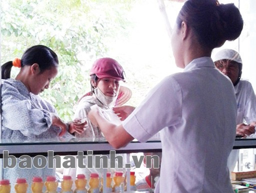 Rất nhiều bệnh nhân đến mua thuốc mà không có đơn. Ảnh: Hồng Hải