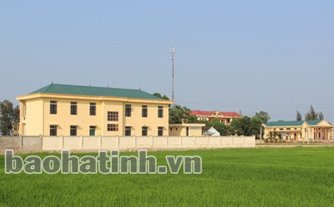 Công trình hội trường và trạm y tế xã Thạch Hưng đã hoàn thành đưa vào sử dụng nhưng chủ đầu tư chưa thanh toán đủ tiền cho nhà thầu. Ảnh: Bá Tân