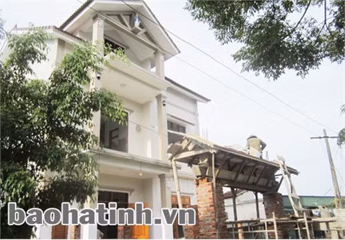 Một trong những ngôi nhà cao tầng ở xã Thạch Sơn được xây dựng từ nguồn tiền xuất khẩu lao động tại Thái Lan.