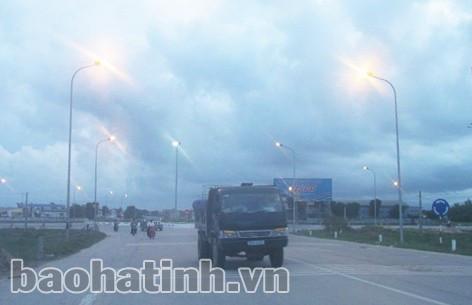 Phương tiện giao thông chưa cần bật đèn, nhưng hàng chục bóng đèn công suất lớn tại Ngã tư Thạch Long đã bật sáng tự lúc nào