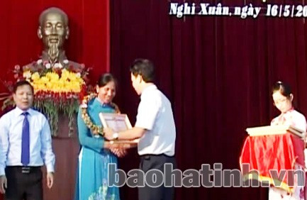 Chị Uông Thị Minh được biểu dương tại hội nghị sơ kết 2 năm thực hiện Chỉ thị 03 của huyện Nghi Xuân