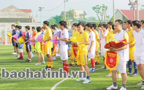 Các đội bóng tham dự giải