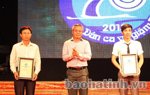 Đại diện 2 CLB Diễn Mỹ (Diễn Châu - Nghệ An) và thị trấn Thạch Hà (Hà Tĩnh) nhận giải nhất