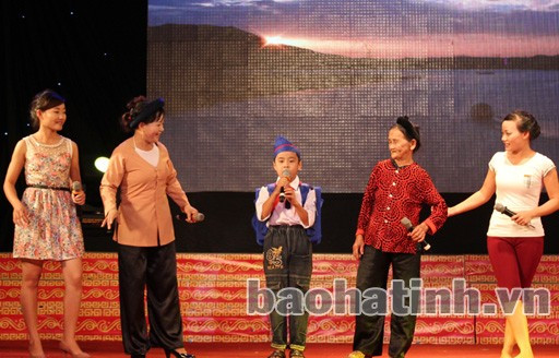 Tiết mục với sự tham gia của 4 thế hệ trong gia đình nghệ nhân Võ Thị Vân ở Ngọc Sơn (Thanh Chương)