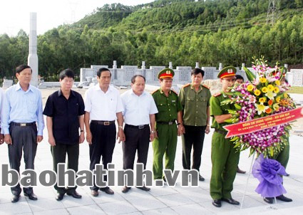 Đoàn đặt vòng hoa...