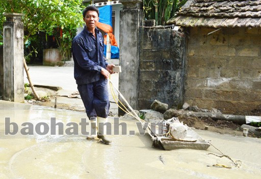 Sự đóng góp của người dân đã tạo nên những con đường giao thông sạch đẹp.