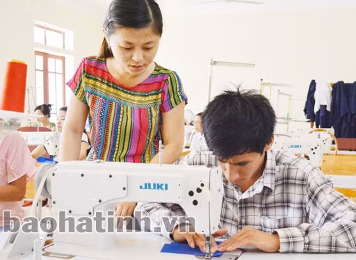 Dạy nghề cho người khuyết tật tại Trung tâm Dạy nghề - Giới thiệu việc làm cho người khuyết tật Hà Tĩnh.