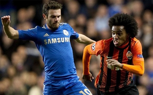 Nếu bán Mata cho Man Utd, Chelsea sẽ vung tiền để cướp Willian (phải) trên tay Tottenham.