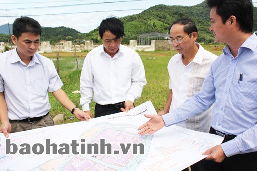 Phó Chủ nhiệm Mai Xuân Hùng và Đoàn công tác kiểm tra tiến độ thực hiện các công trình tại Khu kinh tế Cửa khẩu quốc tế Cầu Treo