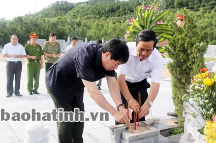 ... và dâng hương Khu mộ Cố Tổng Bí thư Hà Huy Tập