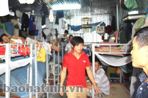 Các phòng nghỉ có diện tích khoảng 20m2, kê san sát 12 chiếc giường tầng và bố trí tới 24 người.