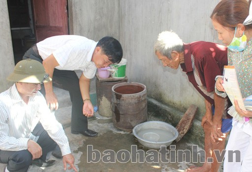 Cán bộ Trung tâm Y tế dự phòng huyện Thạch Hà hướng dẫn người dân cách phát hiện và phòng trừ bọ gậy. Ảnh: Tuấn Dũng
