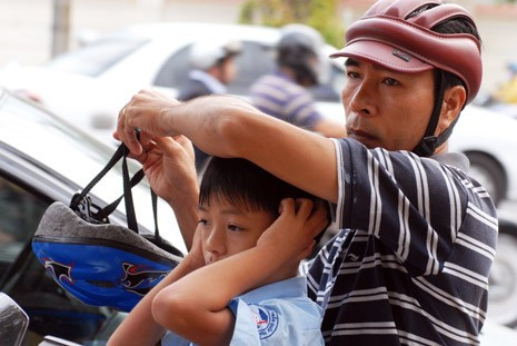 Quy định phạt người đội mũ bảo hiểm rởm buộc phải hủy bỏ vì không thực tế (ảnh minh họa: Trung Kiên)