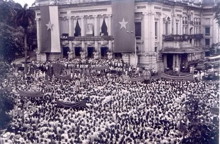 Mít tinh tổng khởi nghĩa ở Quảng trường Nhà hát lớn Hà Nội 19/8/1945