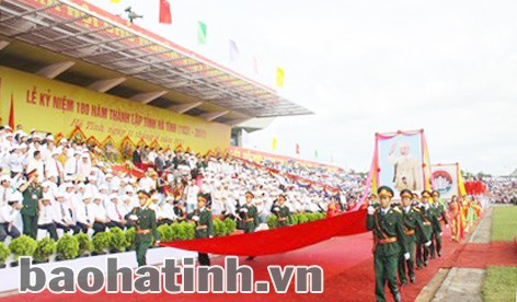 Truyền thống 182 năm là sức mạnh để Hà Tĩnh ngày một vươn lên mạnh mẽ. (Trong ảnh là Lễ kỷ niệm 180 năm thành lập tỉnh)