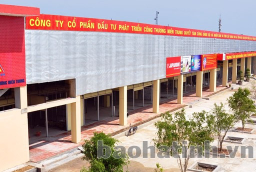 Giá thuê mặt bằng cao hơn trước khiến nhiều tiểu thương băn khoăn với việc kinh doanh tại địa điểm mới này Giá thuê mặt bằng cao hơn trước khiến nhiều tiểu thương băn khoăn với việc kinh doanh tại địa điểm mới này