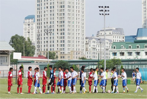 U16 Việt Nam làm quen với điều kiện thi đấu tại Myanmar. Ảnh: VFF