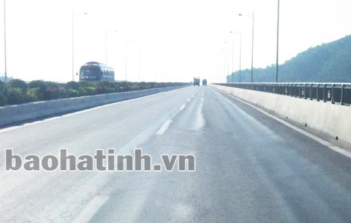 1 tháng sau khi thay bề mặt nhựa, cầu Bến Thủy 2 vẫn bị... lún.